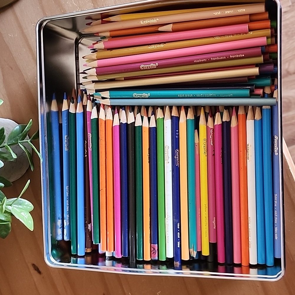 400 + Crayola Colored Pencils in Assorted Shades - Picture 3 of 10